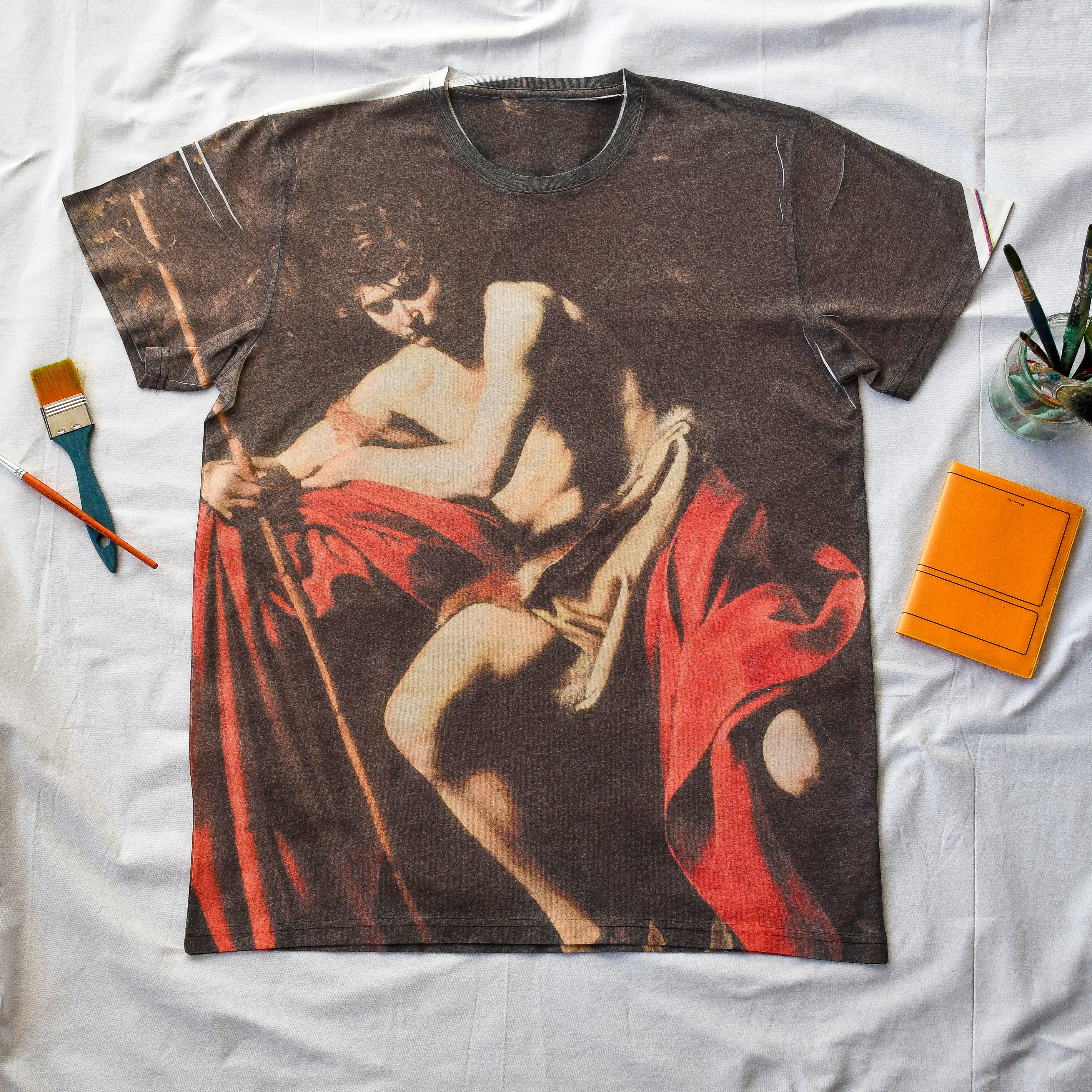 T-Shirt Kunst Johannes der Täufer von CARAVAGGIO | All-Over-Druck, Geschenkidee, High-Definition-Foto, erstaunliche Details des Kunstwerks.